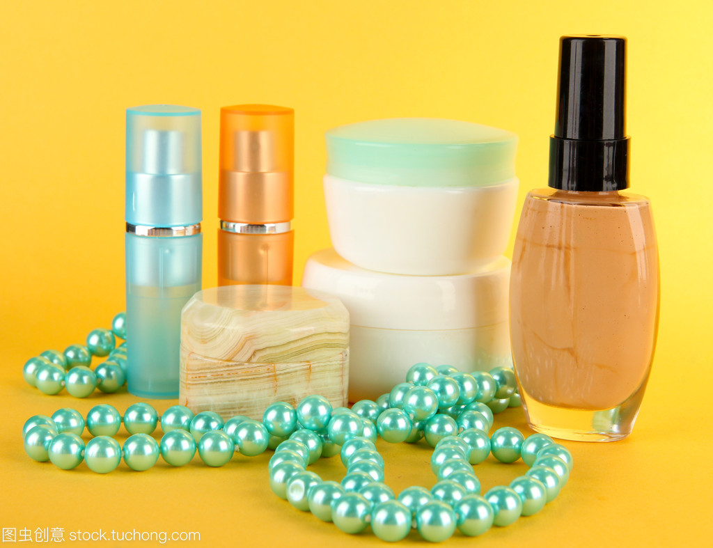 黄辉映耀 化妆品与箱包的时尚协奏